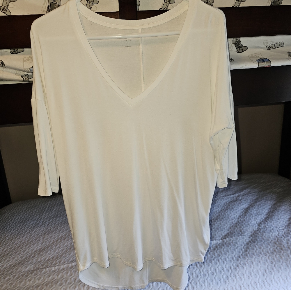 Express Relaxed V-Neck Three Quarter Sleeve London Tee size M NWOT Color White - Picture 3 of 6